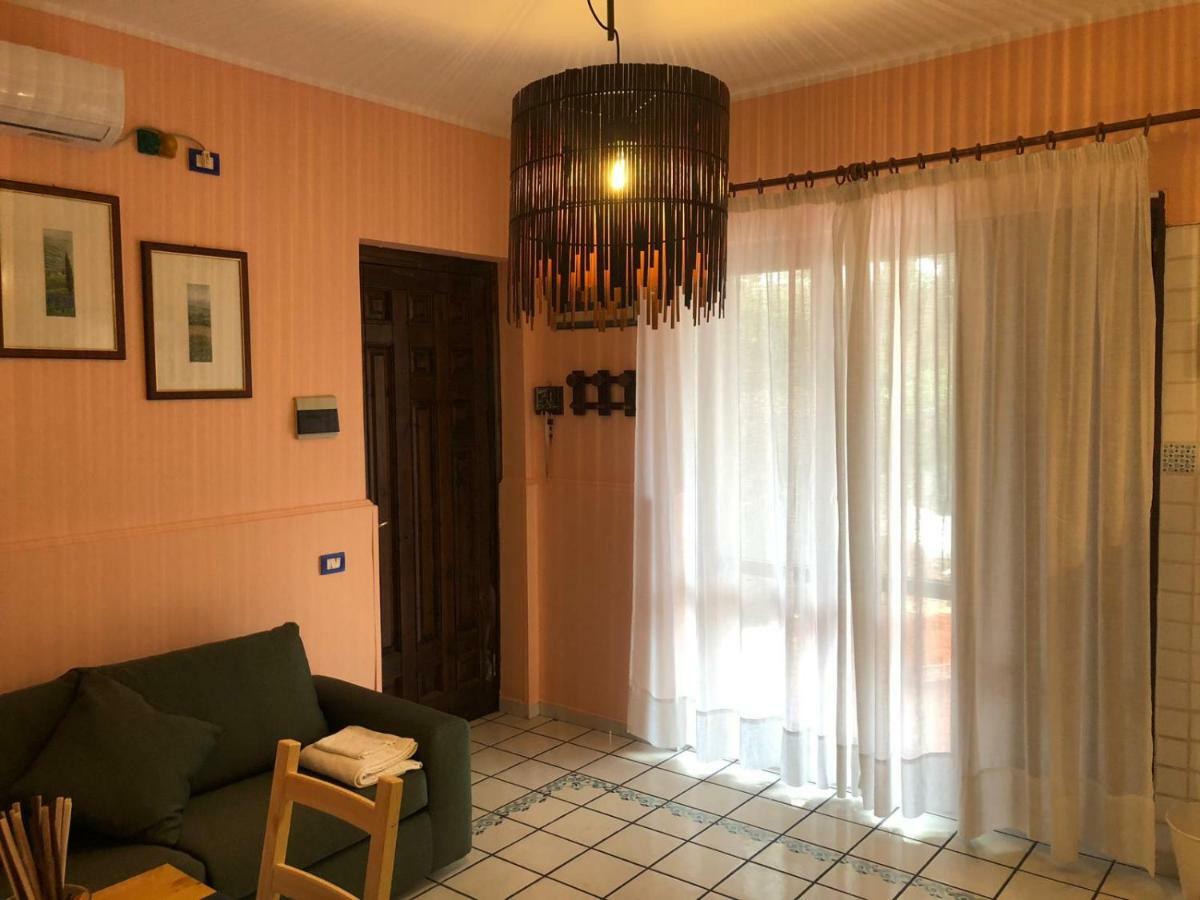 Chloe'S Apartment 阿奇雷亚莱 外观 照片