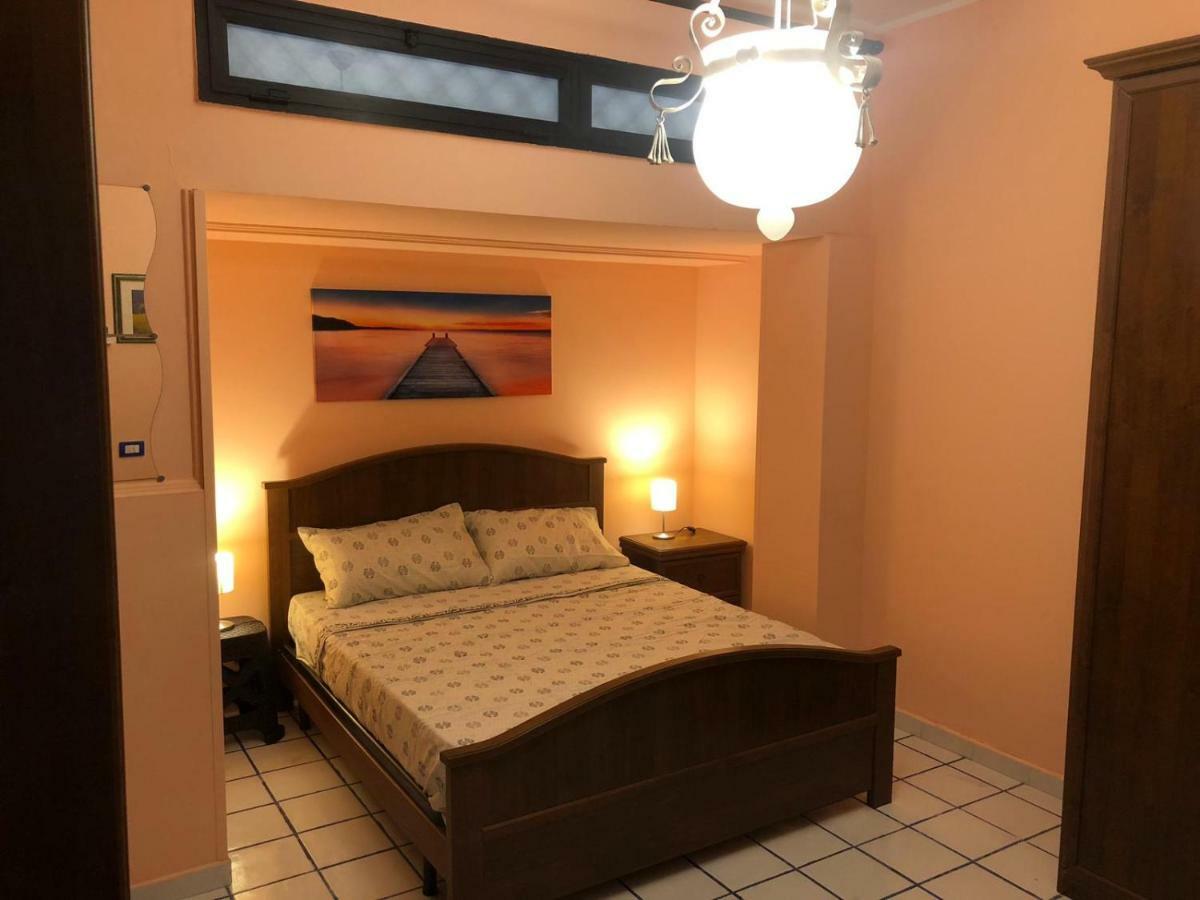 Chloe'S Apartment 阿奇雷亚莱 外观 照片
