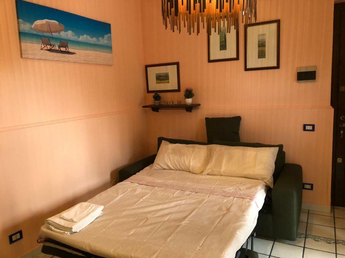 Chloe'S Apartment 阿奇雷亚莱 外观 照片