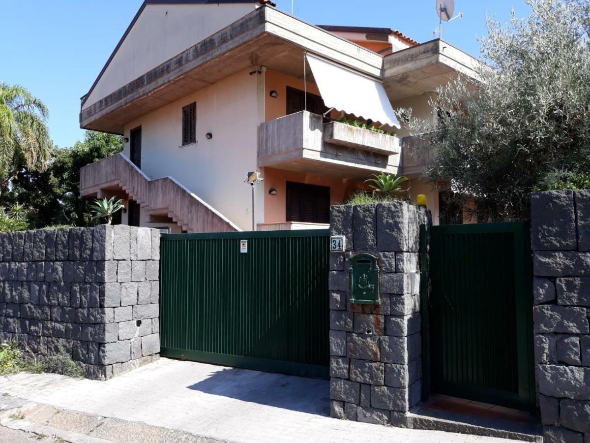 Chloe'S Apartment 阿奇雷亚莱 外观 照片
