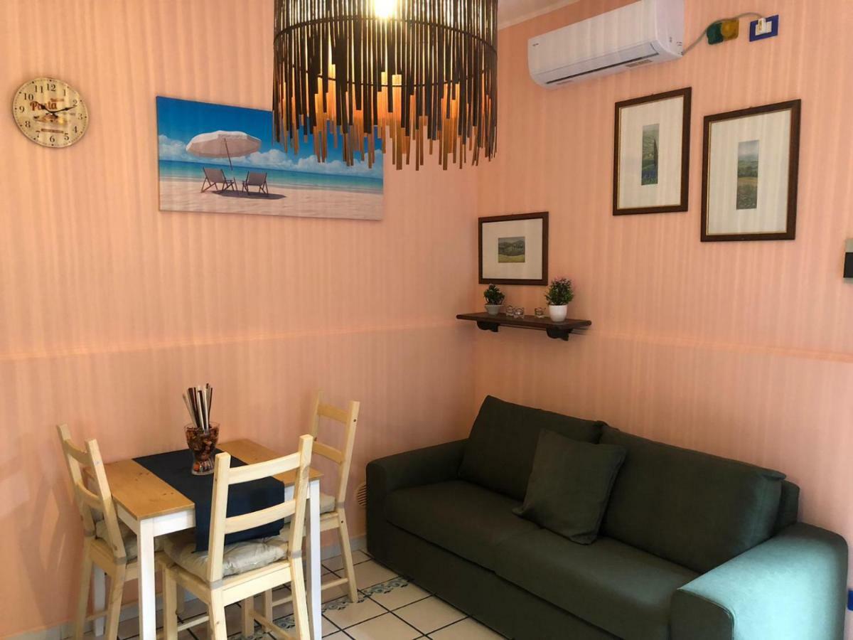 Chloe'S Apartment 阿奇雷亚莱 外观 照片